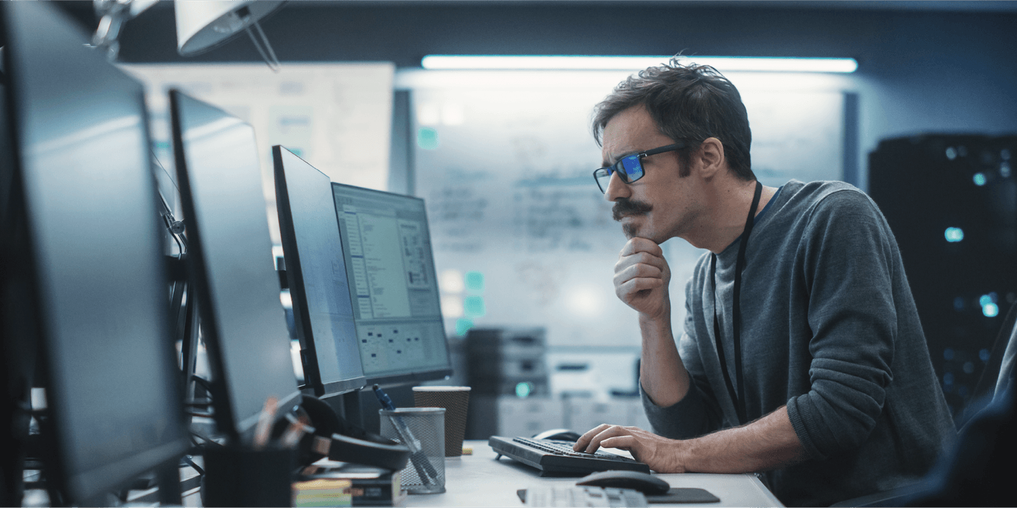 Person looks at data on a computer for optimizing change management